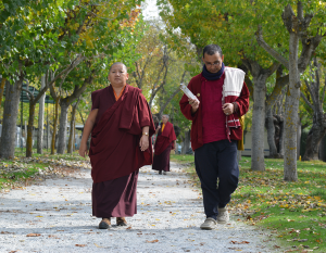 Rinpoché acompañada por Lama Changchoub camino de la sala